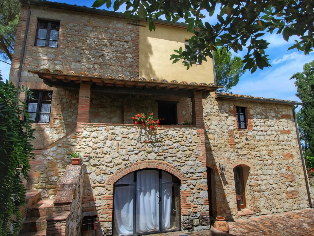 Apartment in a farmhouse with swimming pool