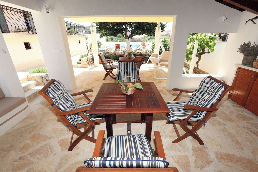 House Mrcela 200m From Beach