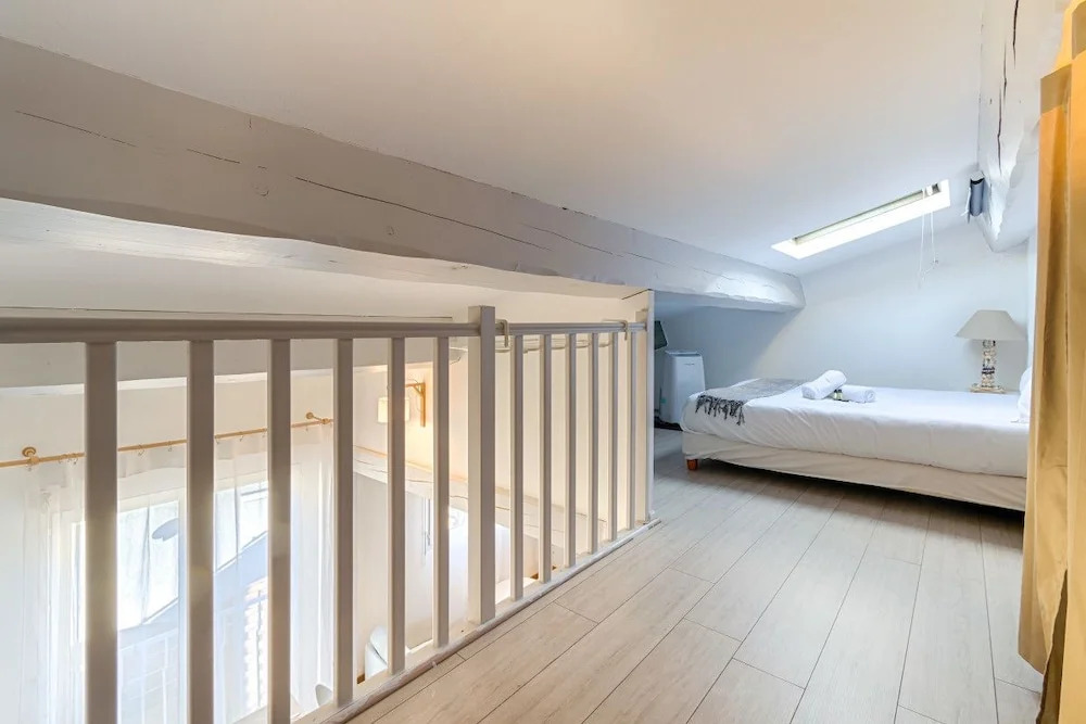 Quiet Duplex - Private Garage - Close to Transport