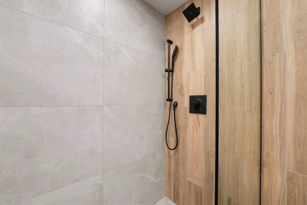 Modern 2BR 2BA Condo in Chicago
