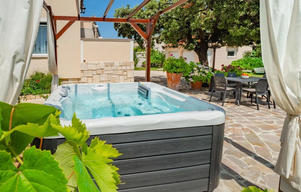 Nice Apartment in Barbat with Hot Tub, WiFi & 3 Bedrooms