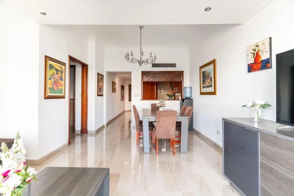 Luxurious 2BDR condo located in Prestigious Tower.