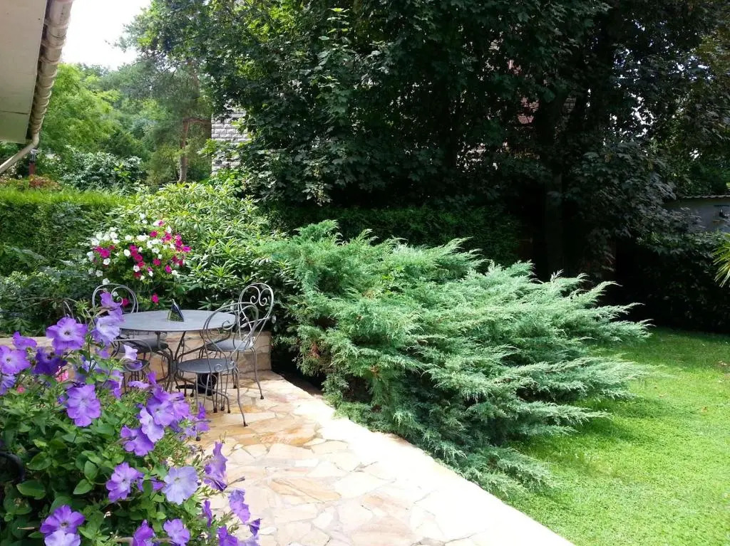 Studio avec jardin clos et wifi a Ville d'Avray a 1 km des pistes