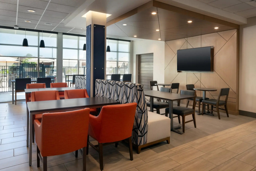Holiday Inn Express & Suites Fresno Airport by IHG