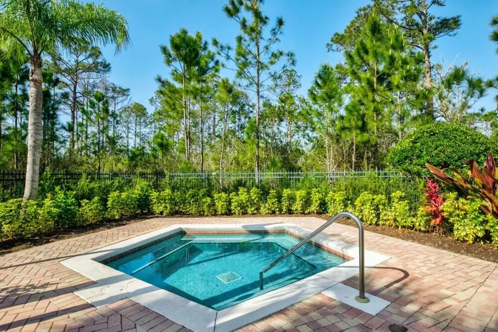 Bright 2BR Condo With Pool Hot Tub Close to Disney
