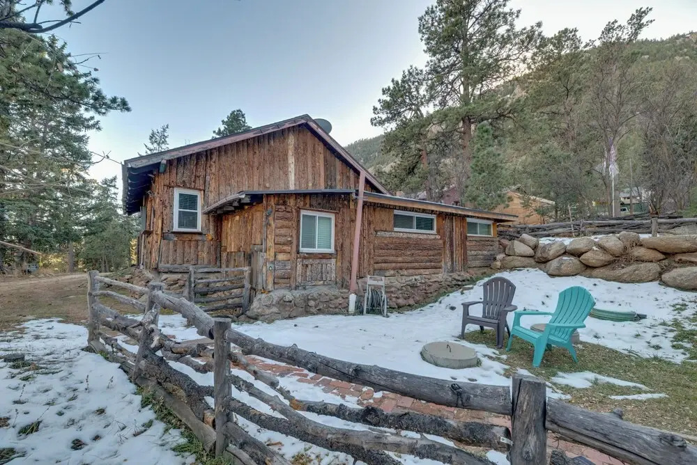 Rustic Log Cabin w/ Studio ~ 5 Mi to Pikes Peak