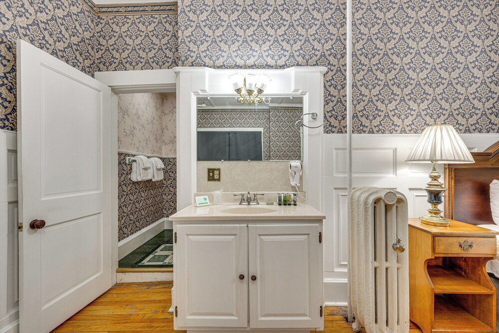 On Historic Main Street: Walkable & Quaint Apt!