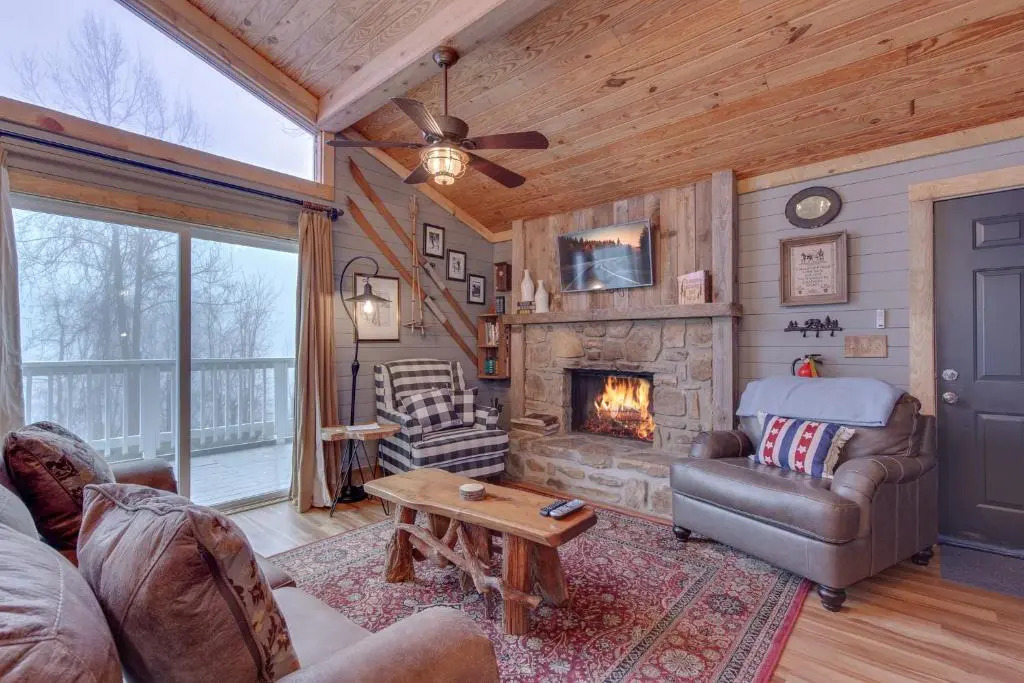 Swiss Bear Haus, 4 Bedrooms, Hot Tub, Pool Access, Sleeps 12