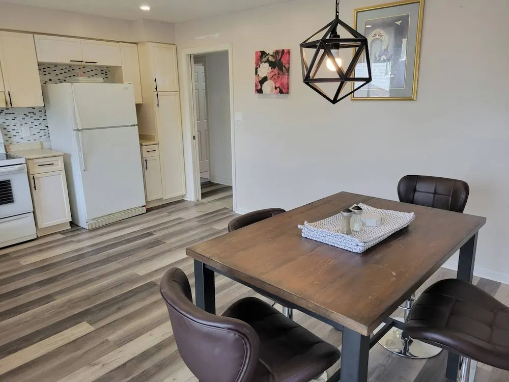 Doctor's Lounge - An Executive Home in Niagara