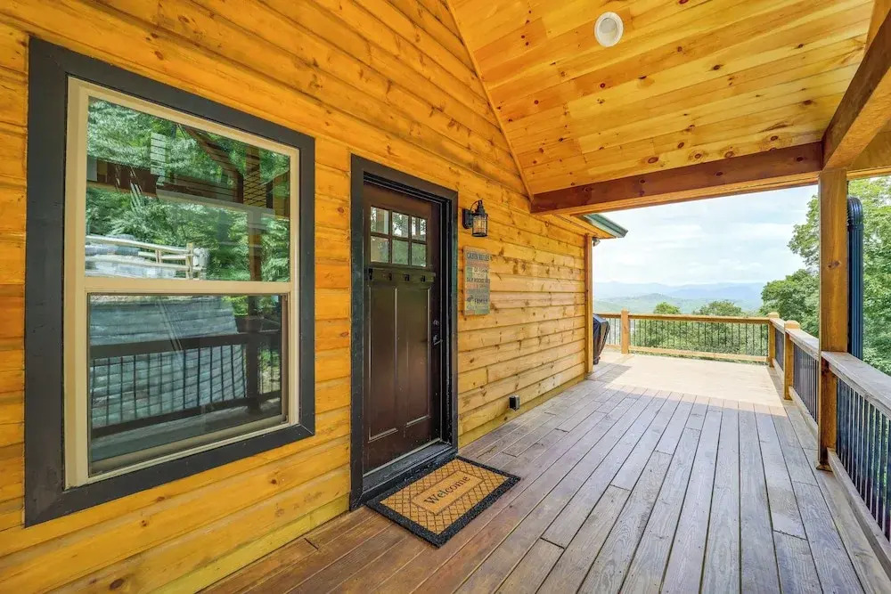Mountain-view Fleetwood Retreat w/ Deck & Grill
