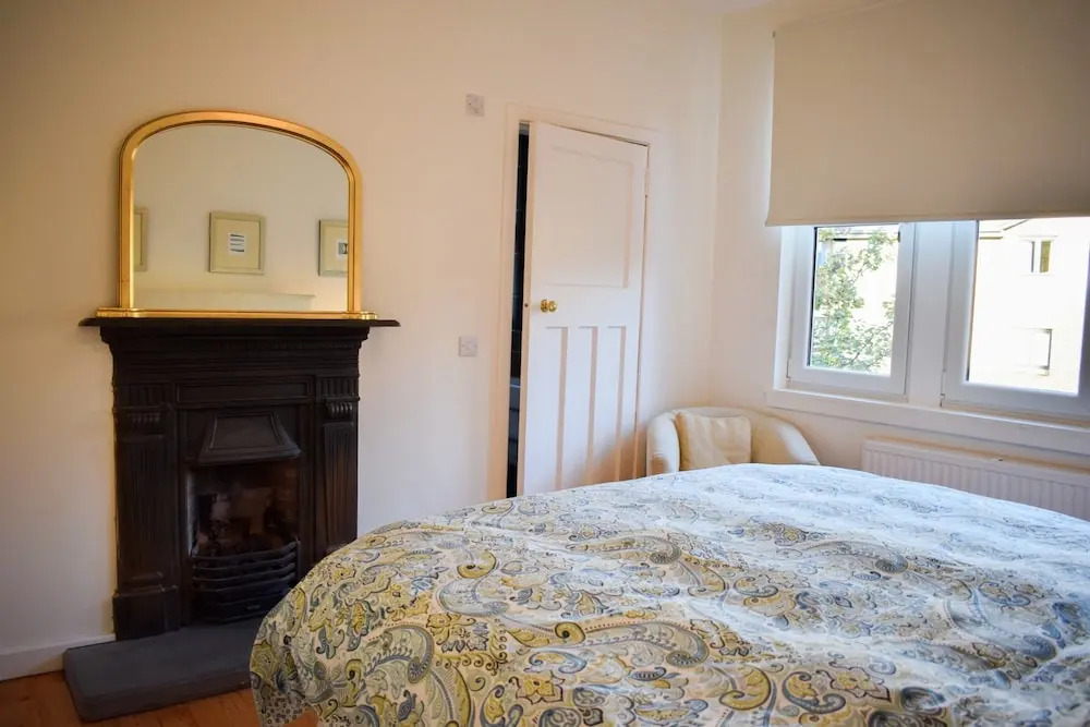 Spacious 3 Bedroom Apartment in Edinburgh