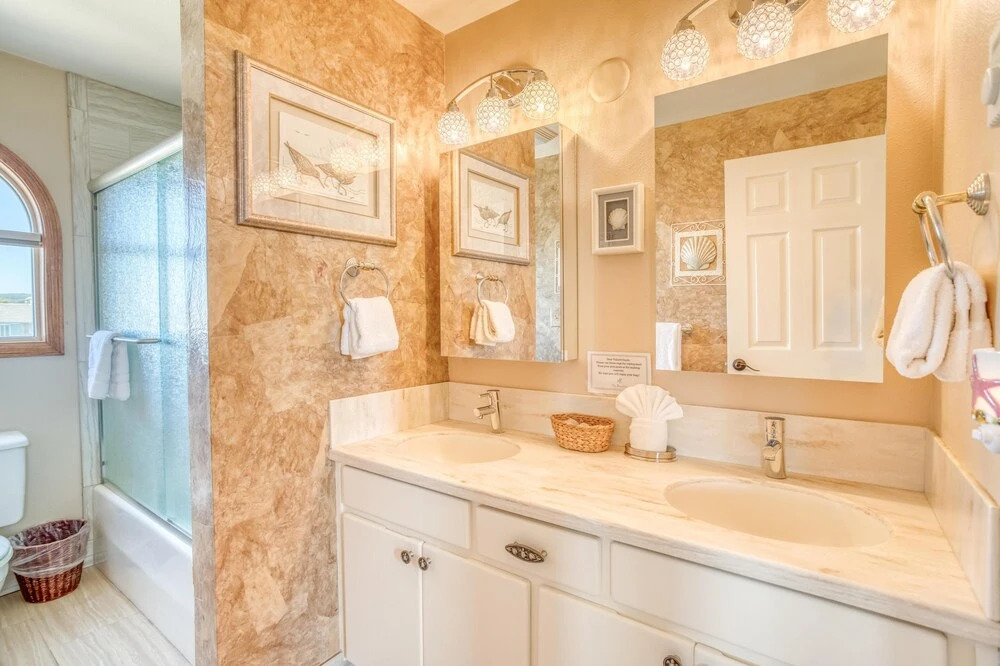 Breathtaking Ocean Views and Luxurious Comfort - Charming Beach Retreat