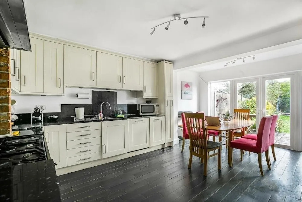 Gorgeous Cosy Home 2 Miles From Heathrow Airport