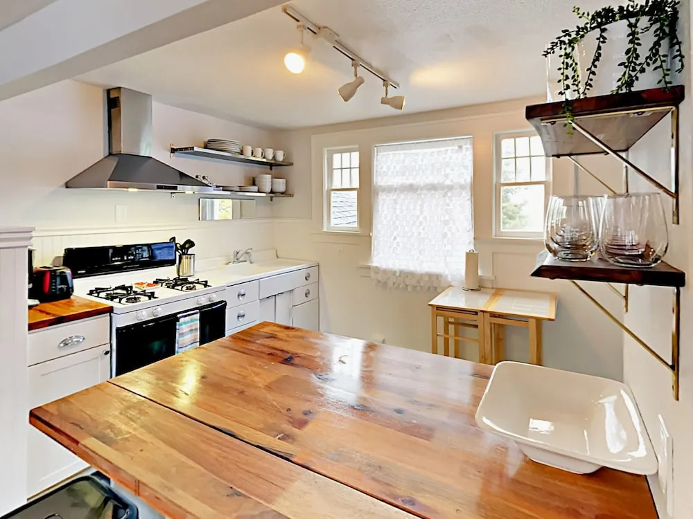 1302 N 49th St Apartment Upper Unit