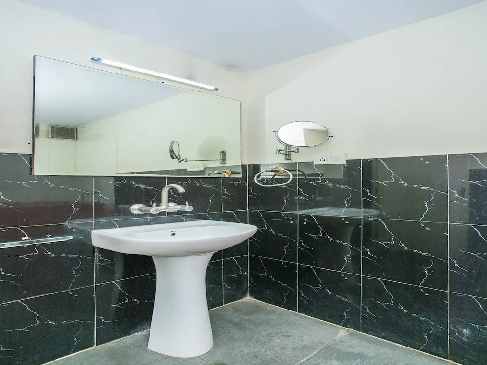OYO 18762 Vaishnavi Residency