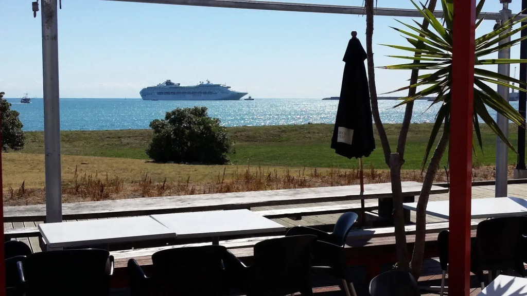 East Pier Hotel