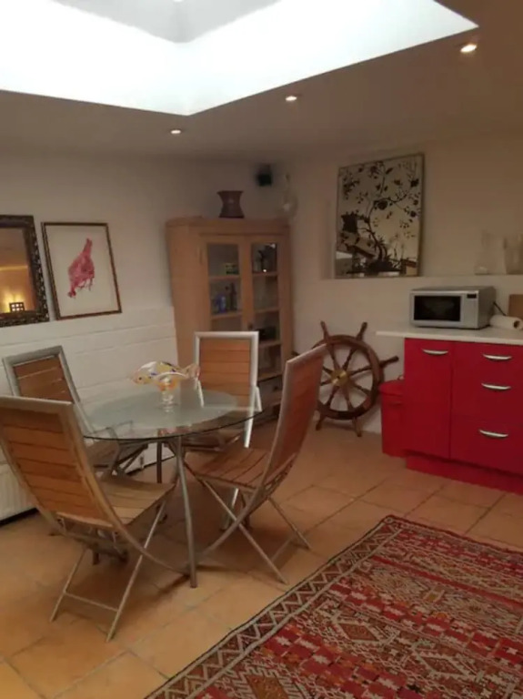Spacious Studio Apartment in Brighton
