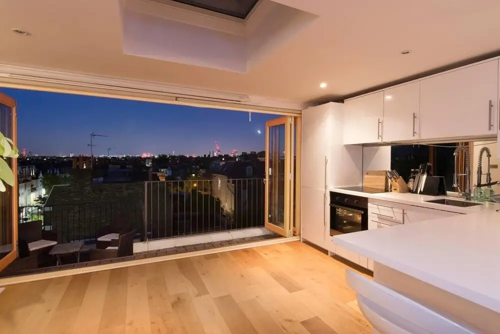 3 Bedroom Penthouse With London Skyline View