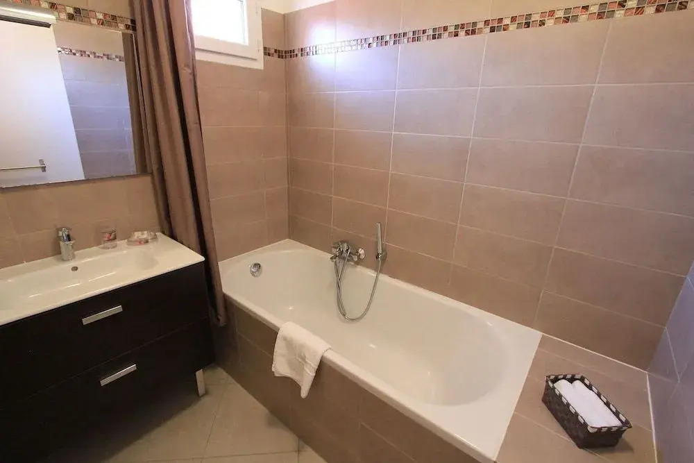 Villas CALA CORSA - 3 chambres piscine partagée chauffée - CALA ROSSA Porto-Vecchio - Villas entièrement Climatisées - Internet gratuit