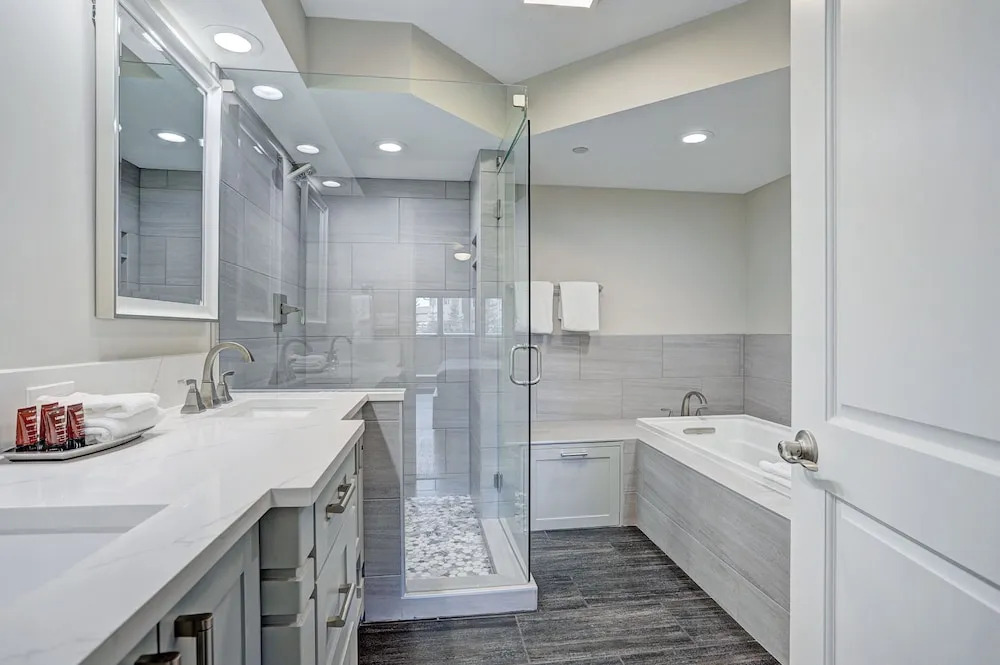 Modern 2br + Den At St James- Sleeps 10! 2 Bedroom Condo