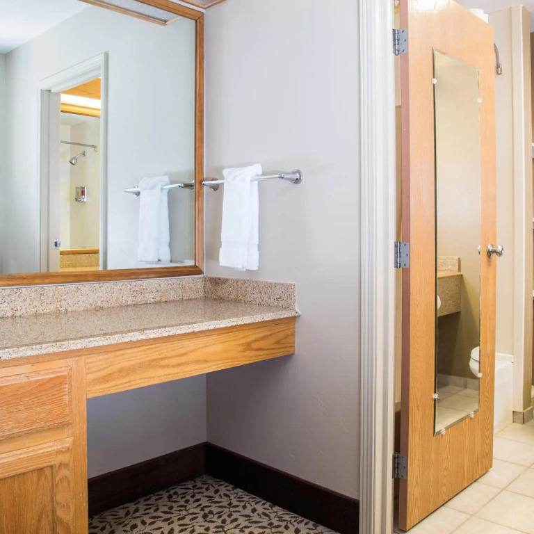 Gray Wolf Inn & Suites