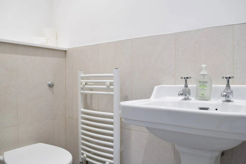 Newly Decorated Contemporary 2 Bedroom Flat
