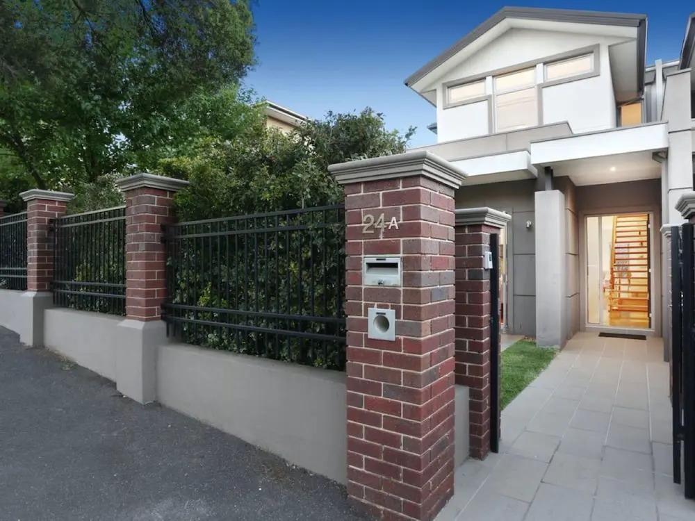 Kew Luxurious Townhouse