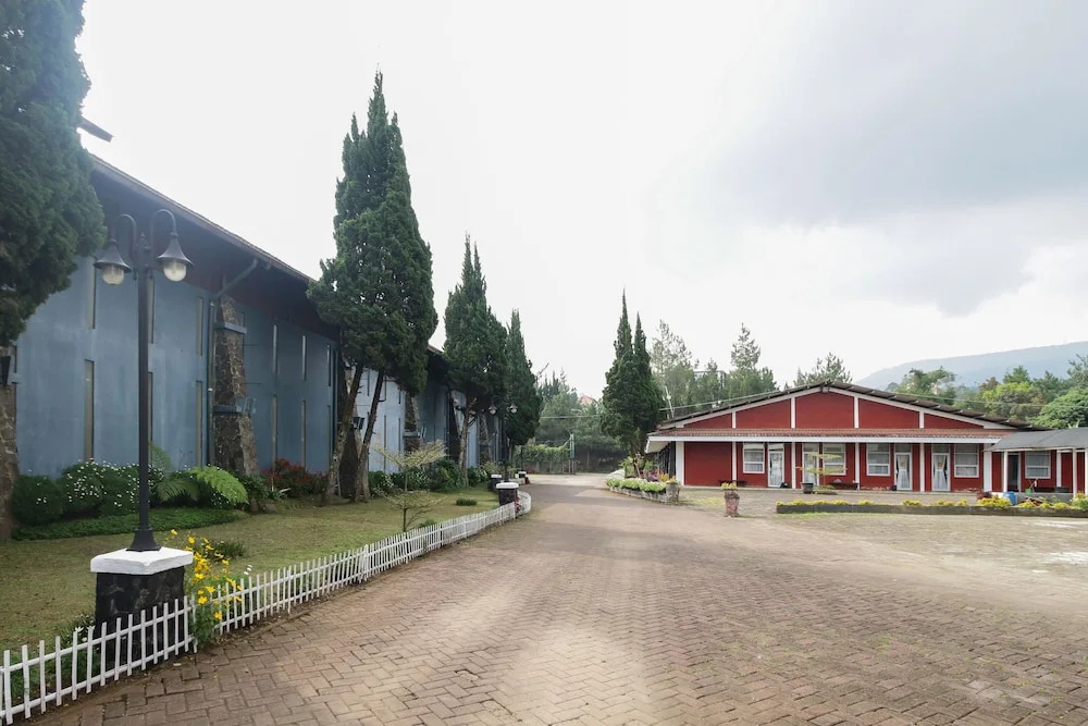 Airy Lembang Villa Istana Bunga Tulip Bandung