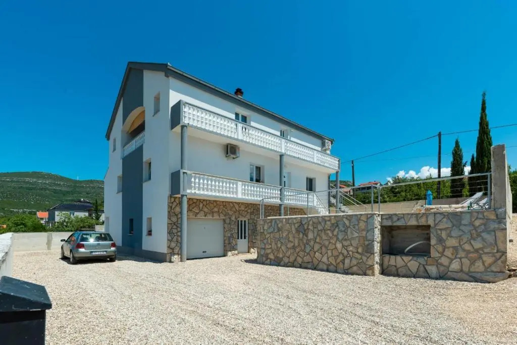Pool apartment Leonardo