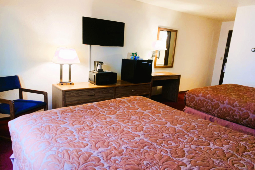 Love Hotels Staples by OYO at HWY 10 MN