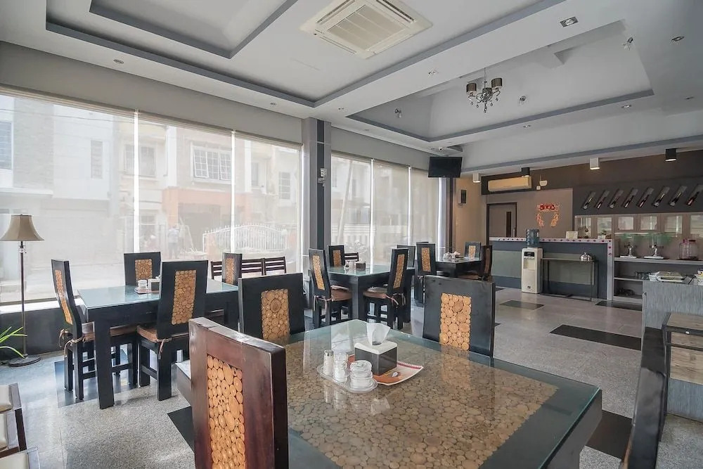 RedDoorz Premium near Harbour Bay Mall Batam 2