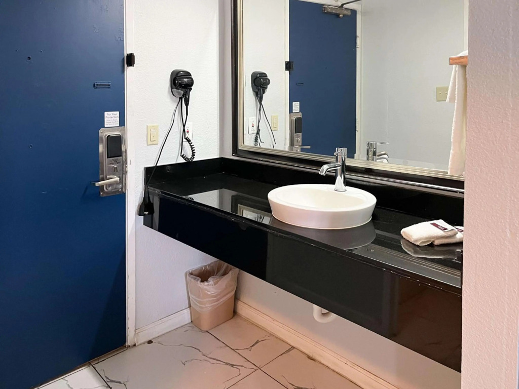 Studio 6 Suites Delano, CA