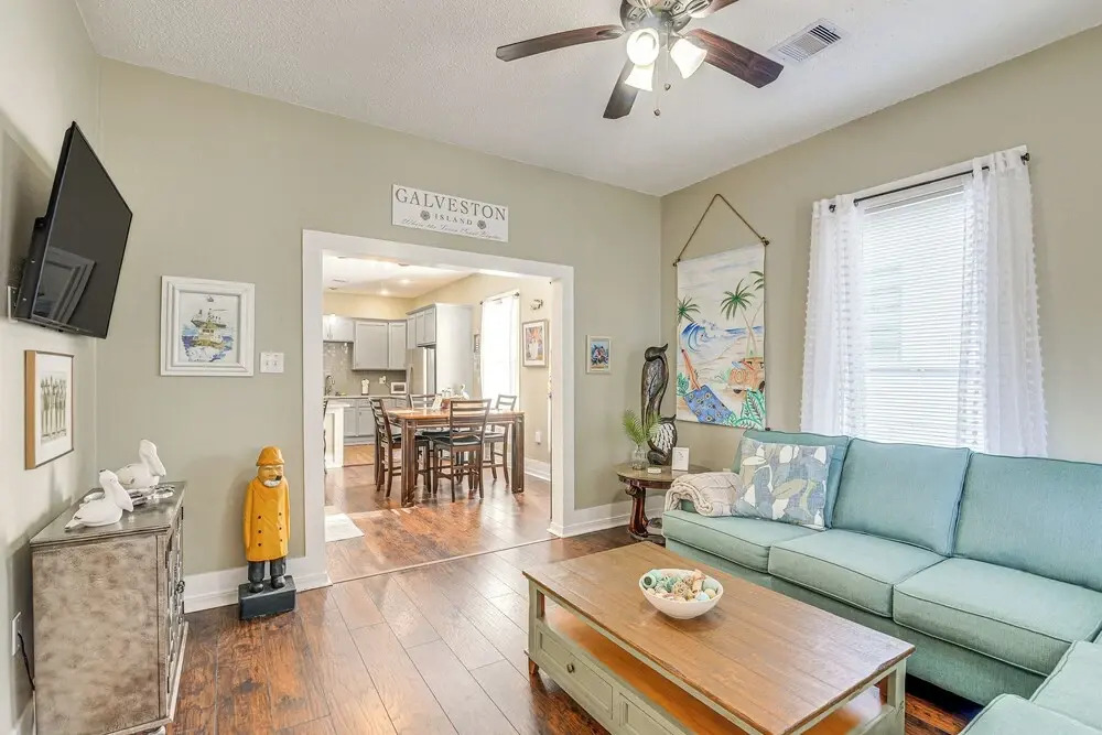 1/2 Mi to Seawall! Family Home w/ Furnished Patio