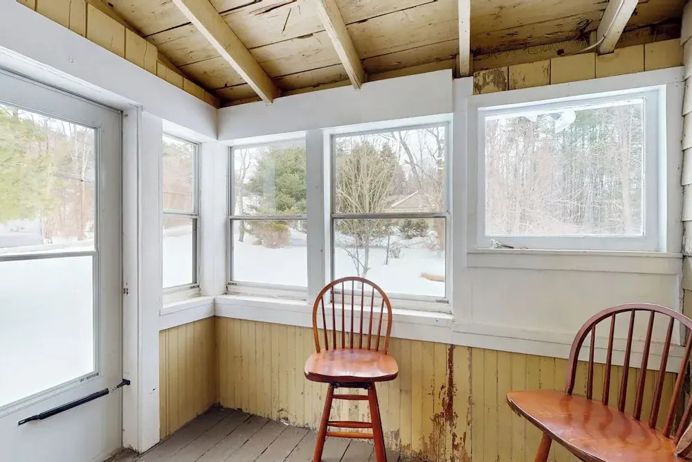 2 Mins to Lake Park, Beach & Town! Cozy Cottage