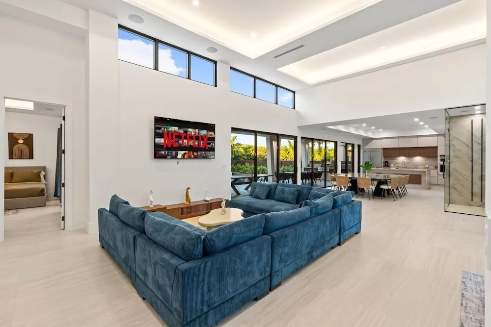 Miami Ultra Villa w Pool by Glam Homes