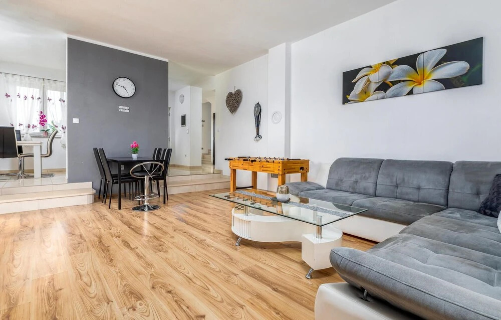 Four-Bedroom Holiday Home In Valbandon