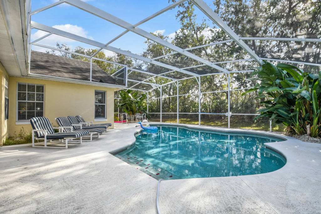 Floridian Pool Home close to Disney  , Davenport, US