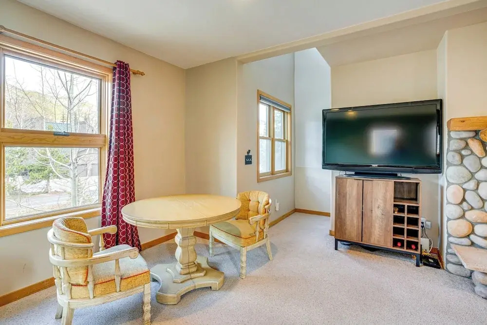 8 Mi to Skiing: Mtn-view Getaway in Frisco!