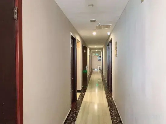 易居酒店(曹安轻纺市场定边路地铁站店)