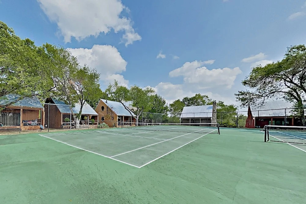 Rustic-chic : Pools, Tennis & Lake Access 2 Bedroom Cabin