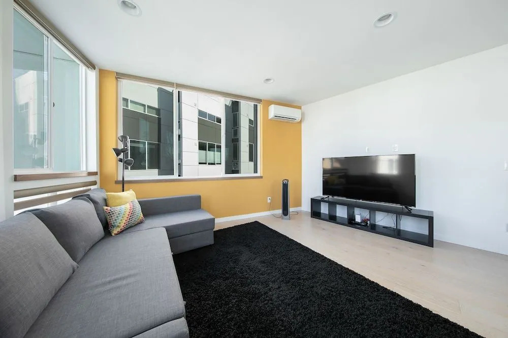Hosteeva Modern Townhome w Rooftop