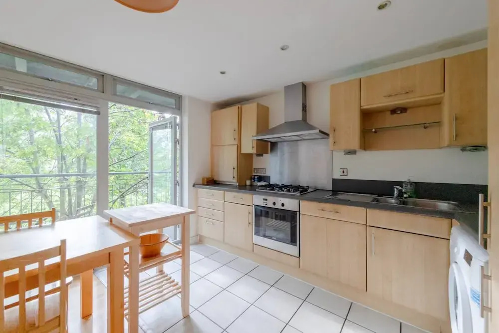 Spacious 2 Bedroom Apartment Near White City