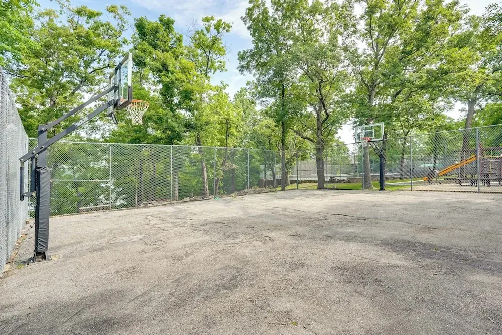 Osage Beach Condo Pools, Boatslip and Pickleball