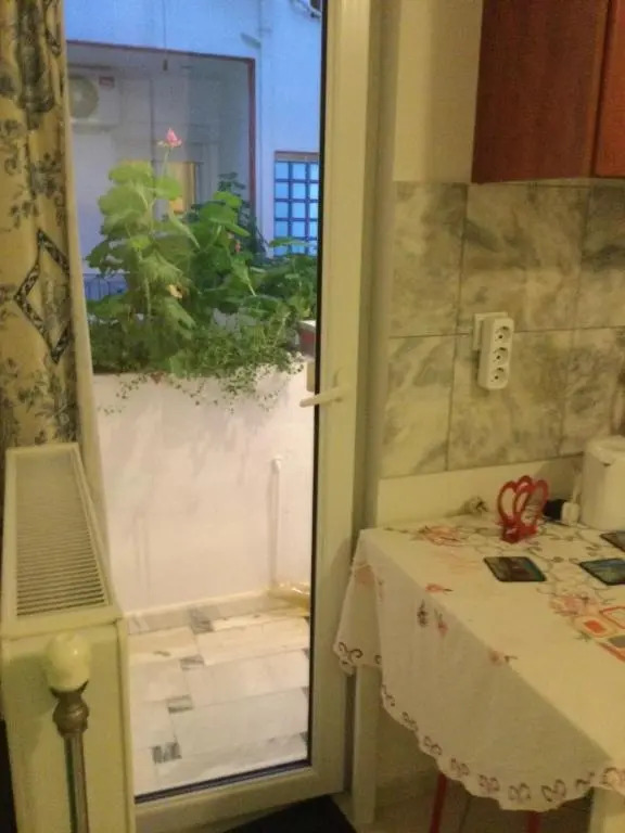 Marias 2 Studios Apartments Flats to Let -heart city ,50m harbor Chantzara