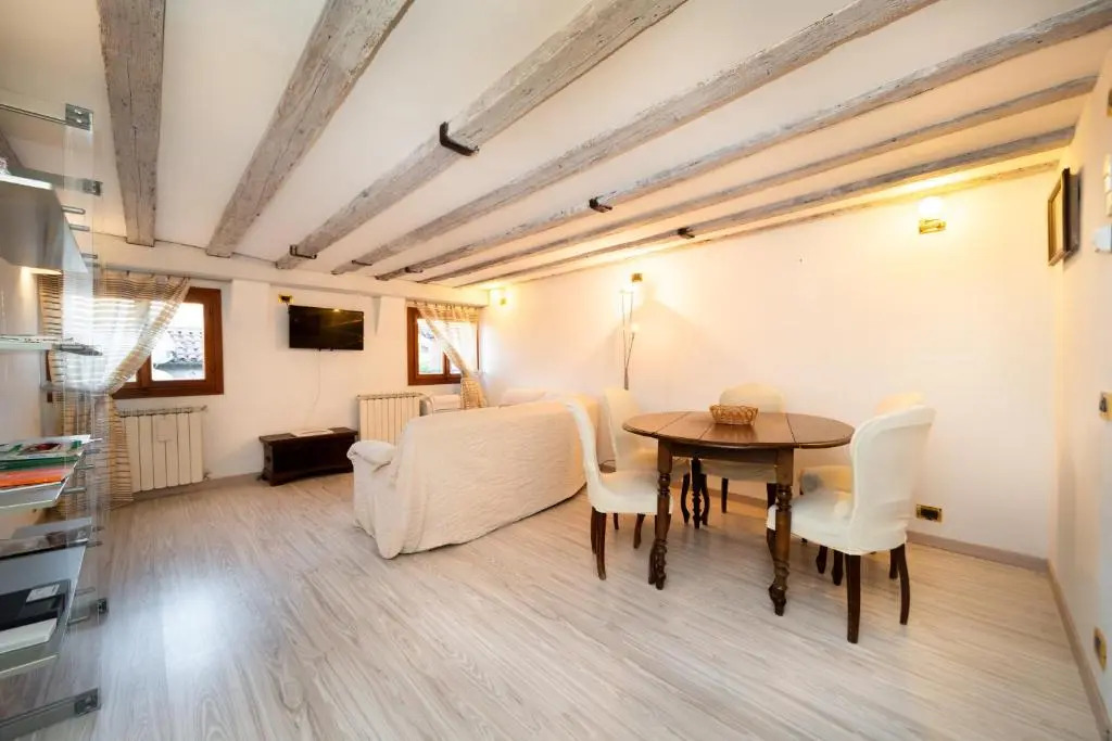 Heart of Venice White House Rialto Wi-Fi 1GBs