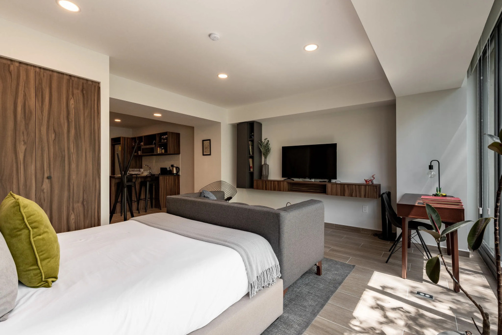 Casai Roma 1 BR Bright Condo