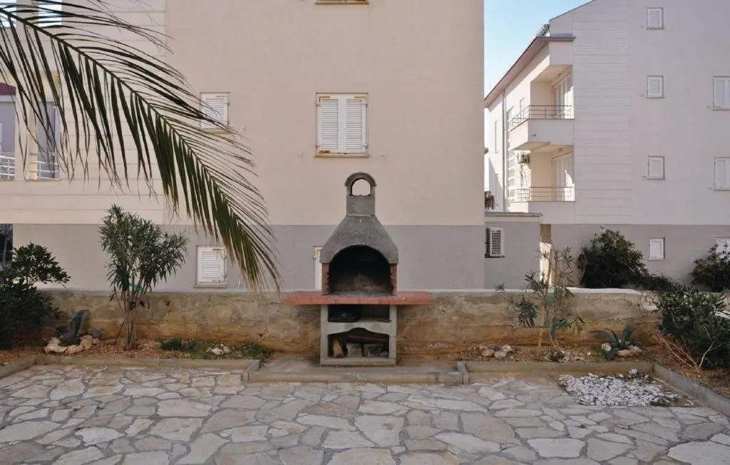 Apartments Stjepan with Balcony, Novalja