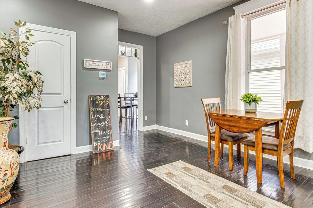 3 Mi to Dtwn Indy: Bright Home w/ Furnished Deck