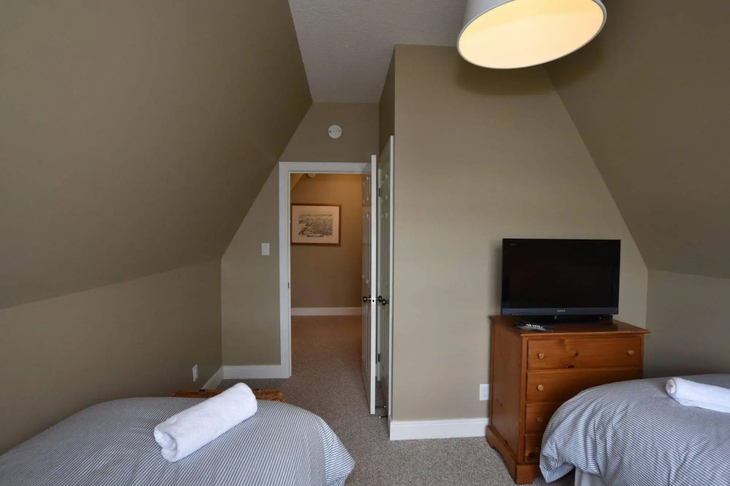 The Lodges at Blue Mountain - Historic Snowbridge Condos