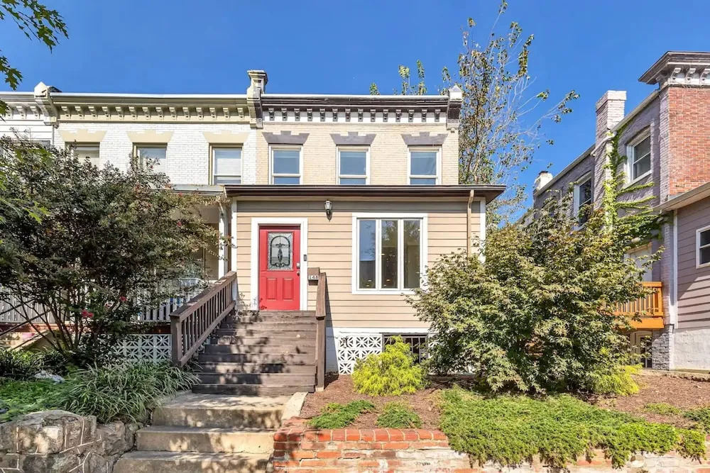 3-br DC Townhome Getaway Close to It All